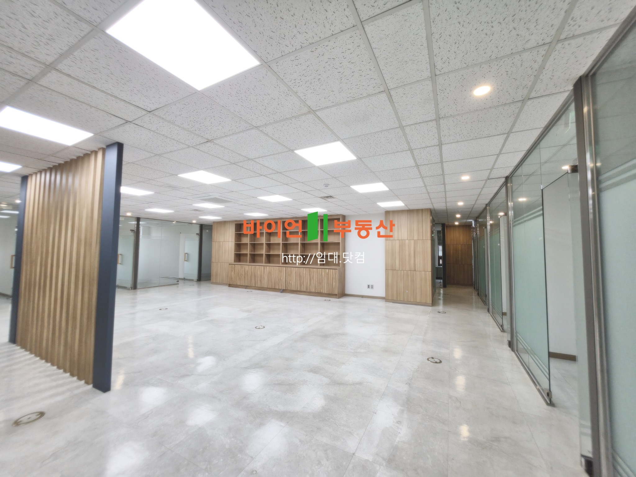 정보통신공제조합회관 5층 유리 칸막이 사무실